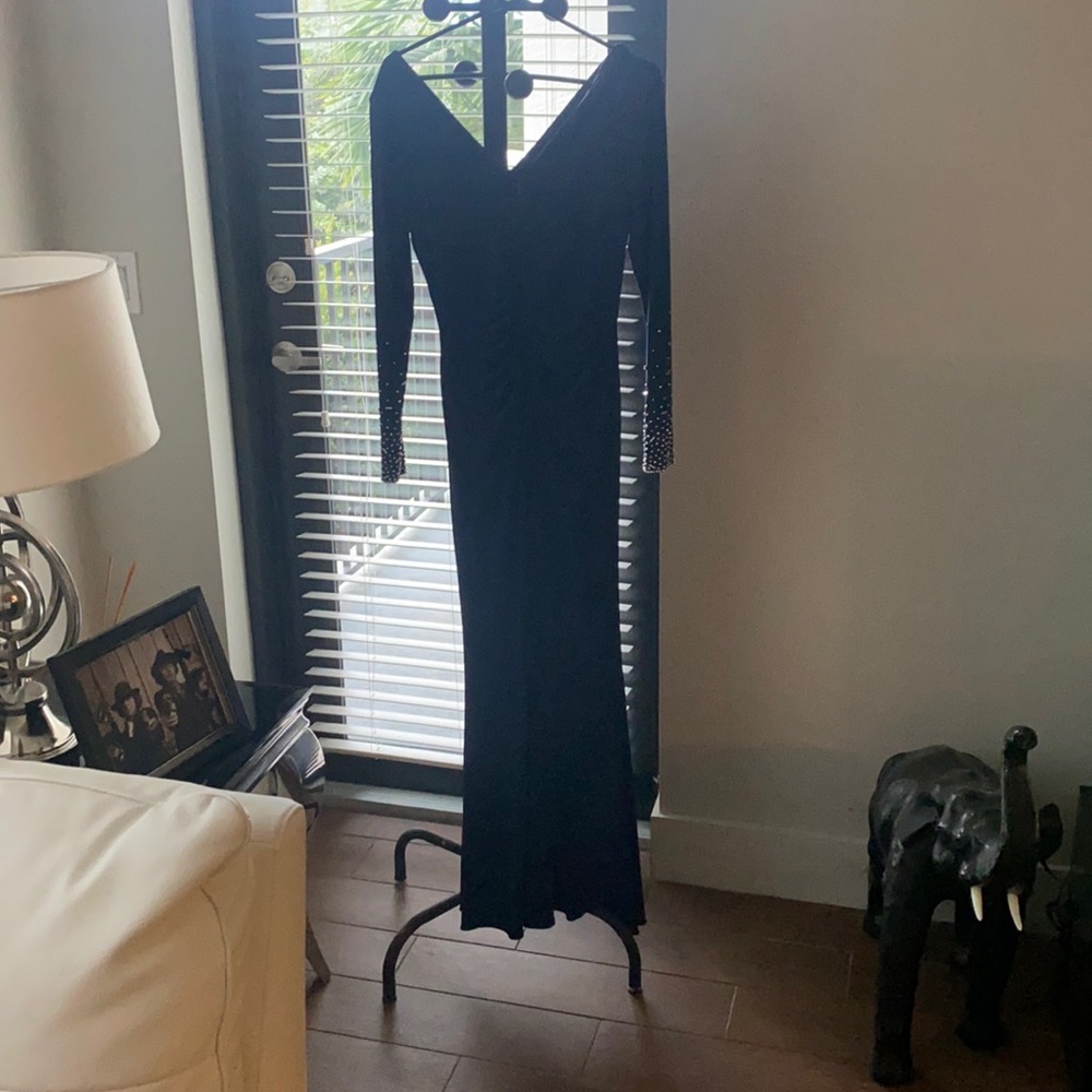 it's a navy blue color, it's a size 6 in women's,